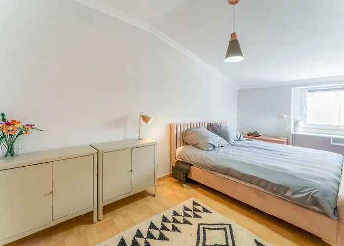 Townhouse Near Lighthouse & Big Waves * ナザレ